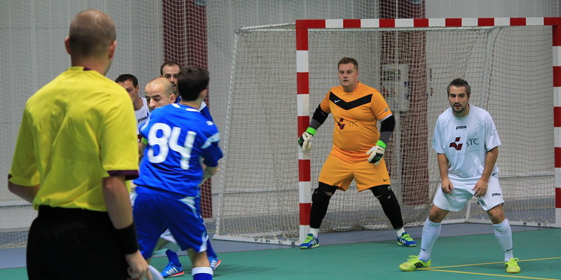 O guarda-redes guarda as leis de futsal do jogo