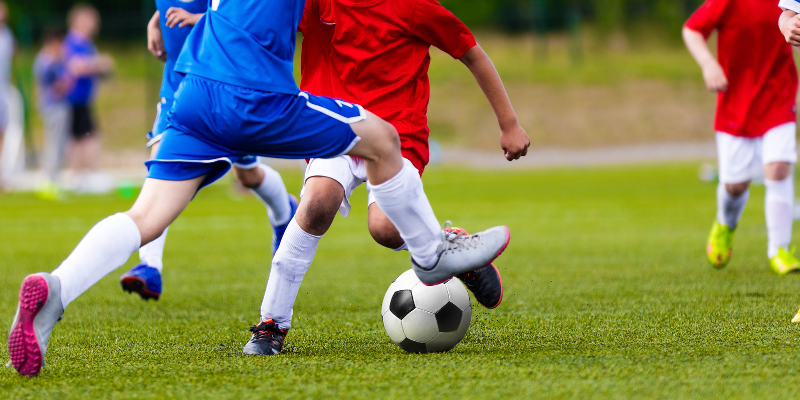 Warum ist Fußball besser als Basketball - zwei Teams